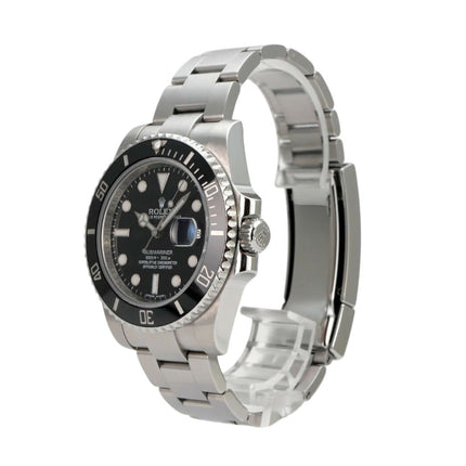 Rolex Submariner Date 116610LN Edelstahl Uhr mit schwarzem Zifferblatt und poliertem Armband.