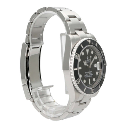 Rolex Submariner Date 116610LN Edelstahl auf einem neutralen Hintergrund, schwarze Zifferblatt und drehbare Lünette.