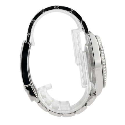 Seitenansicht der Rolex Submariner Date 116610LN, Edelstahlarmband und schwarze Keramikuhrenscheibe.