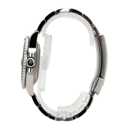 Rolex Submariner Date 116610LN seitliche Ansicht des Gehäuses und Armbands aus Edelstahl.