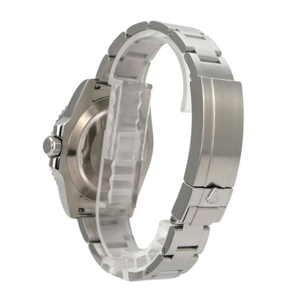 Seitenansicht der Rolex Submariner Date 116610LN mit Edelstahlband und drehbarer Lünette.