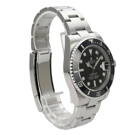 Rolex Submariner Date 116610LN auf Edelstahlarmband mit schwarzem Zifferblatt und drehbarer Lünette.