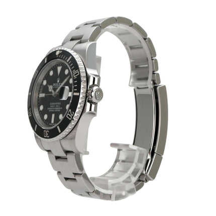 Rolex Submariner Date 116610LN Uhr seitlich mit schwarzem Zifferblatt und Edelstahlband