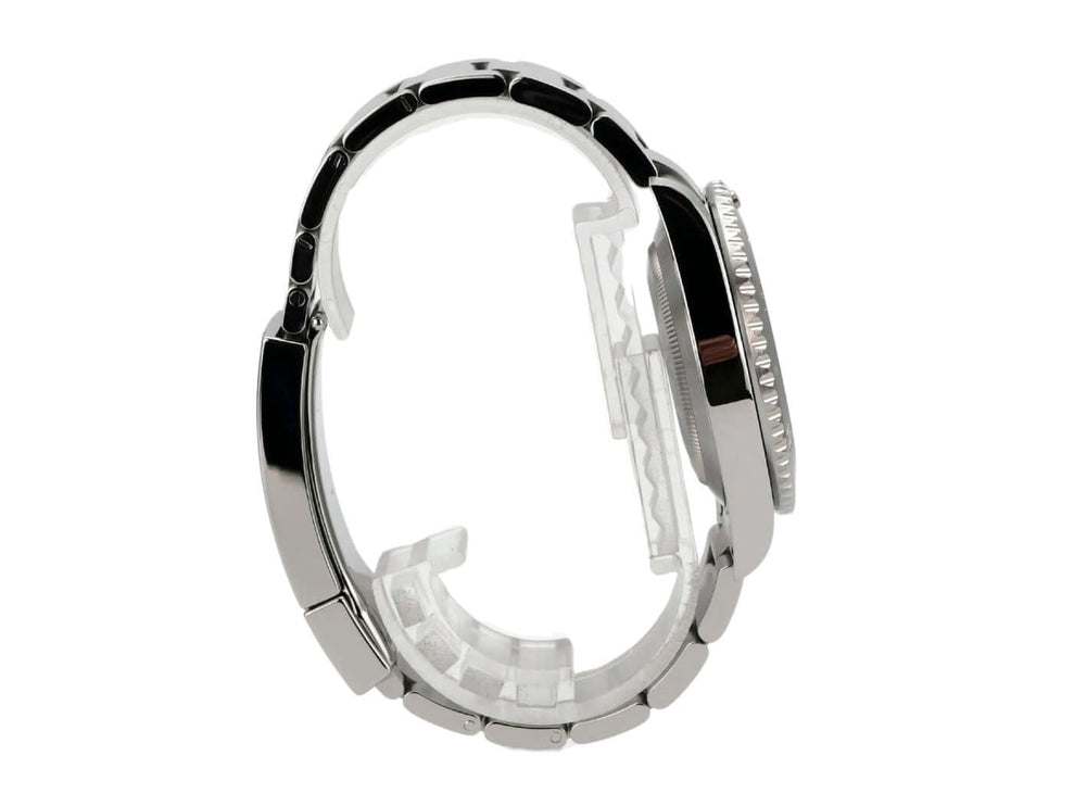 Seitenansicht der Rolex Submariner Date 116610LN mit Edelstahlband und poliertem Gehäuse.