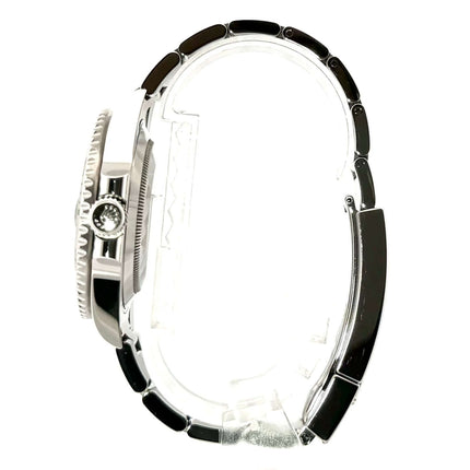 Seitenansicht der Rolex Submariner Date 116610LN, Edelstahlgehäuse und -band, poliert und satiniert, mit schwarzer Keramik Lünette.