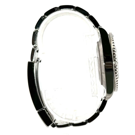 Seitenansicht der Rolex Submariner Date 116610LN Armbanduhr aus Edelstahl mit schwarzem Keramikeinsatz