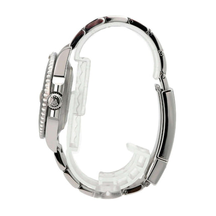 Seitenansicht des Rolex Submariner Date 116610LN mit Oyster Edelstahlband und drehbarer Lünette.