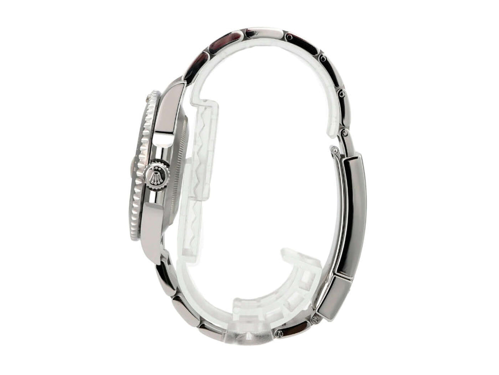 Seitenansicht des Rolex Submariner Date 116610LN mit Oyster Edelstahlband und drehbarer Lünette.