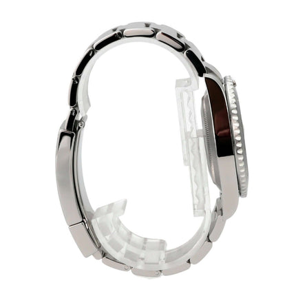 Seitenansicht der Rolex Submariner Date 116610LN mit Edelstahlband und schwarzer Keramiklünette