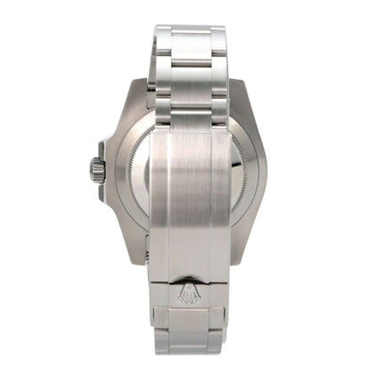 Rolex Submariner Date 116610LN von hinten gezeigt, Edelstahl-Gehäuse mit Oyster-Armband in poliertem und satiniertem Finish.