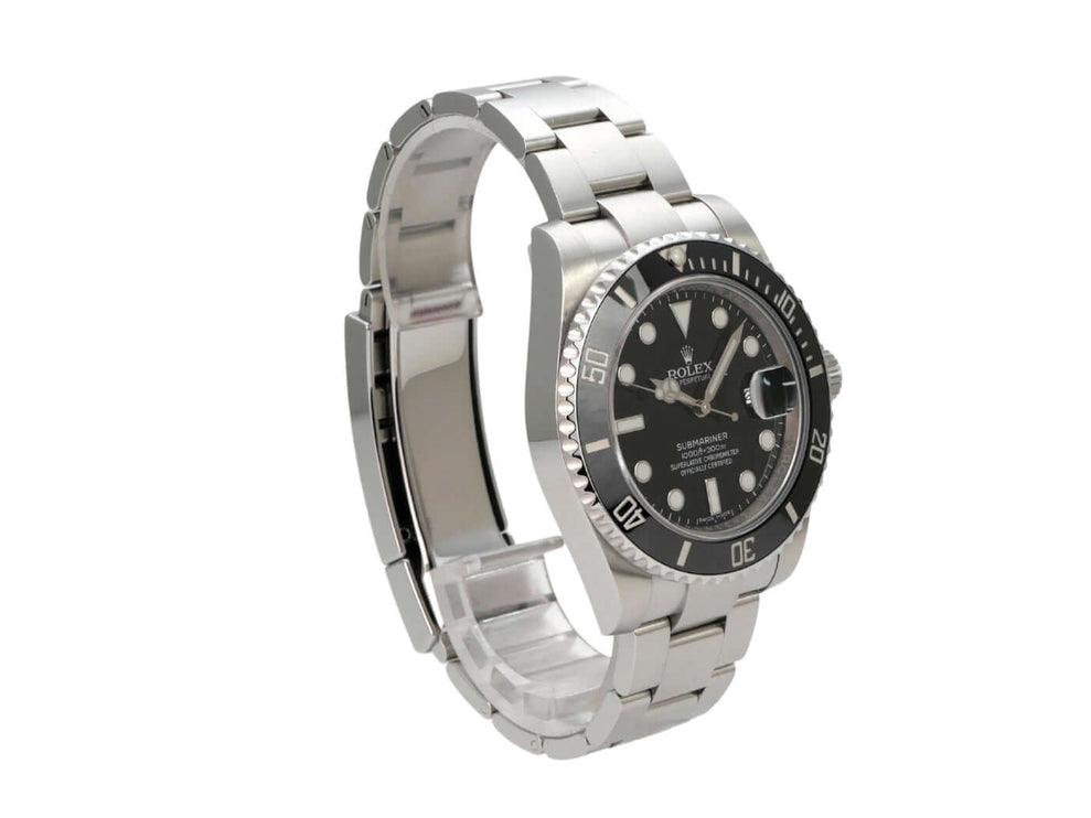 Vorderansicht der Rolex Submariner Date 116610LN mit aufgesetzten Leuchtindizes auf dem Zifferblatt.