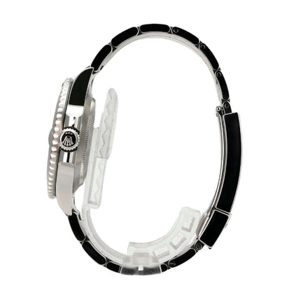 Ansicht der Rückseite der Rolex Submariner Date 116610LN, die den verschraubten Edelstahlboden zeigt.