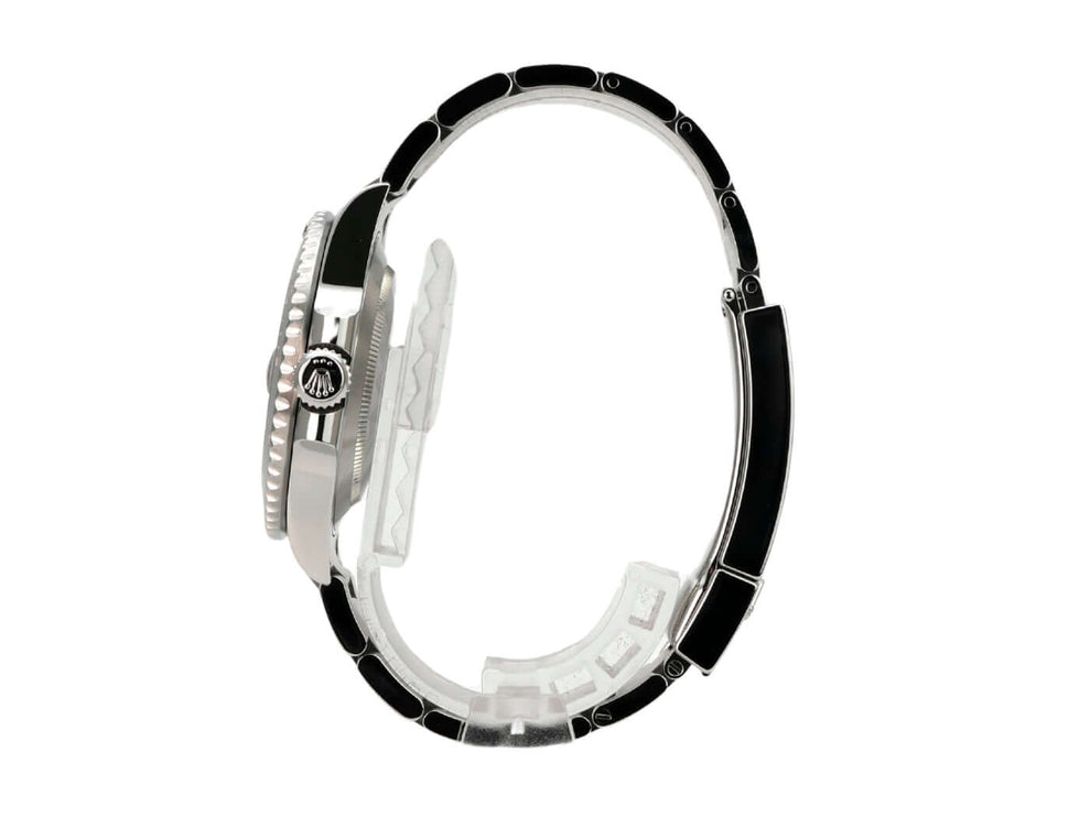 Ansicht der Rückseite der Rolex Submariner Date 116610LN, die den verschraubten Edelstahlboden zeigt.