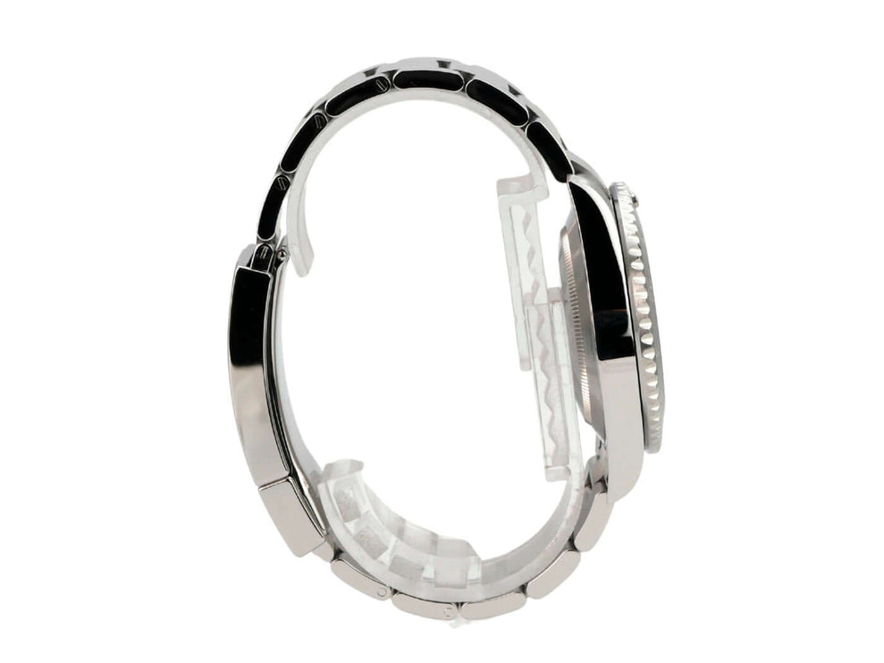 Detaillierte Aufnahme der Sicherheitsfaltschließe am Oyster-Armband der Rolex Submariner Date 116610LN.