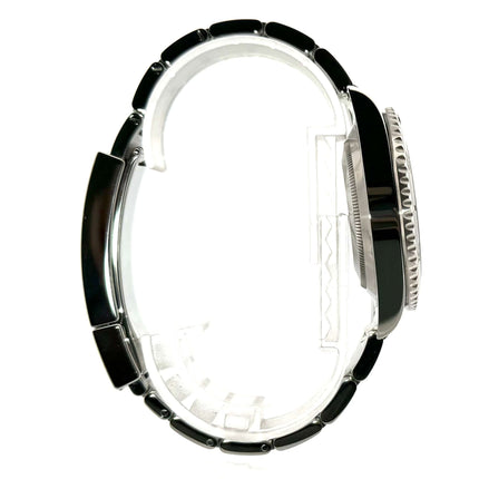 Seitenansicht der Rolex Submariner Date 116610LN mit schwarzen Keramik- und Edelstahlteilen, Jahr 2019.