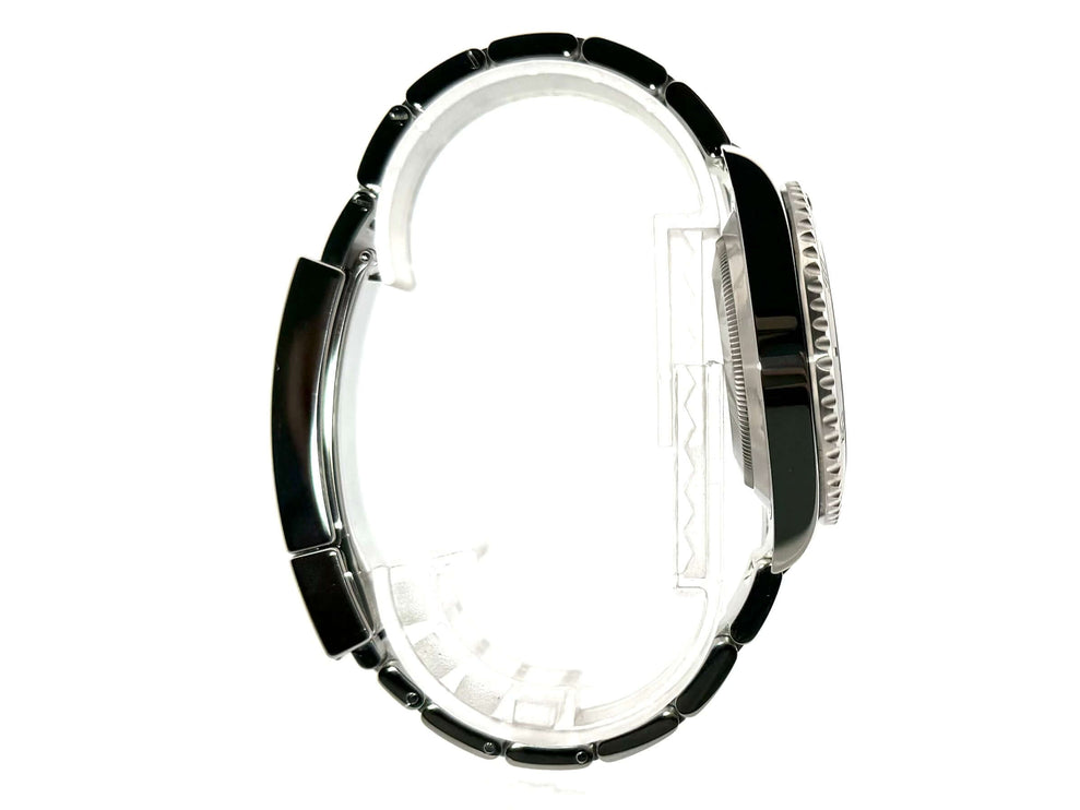 Seitenansicht der Rolex Submariner Date 116610LN mit schwarzen Keramik- und Edelstahlteilen, Jahr 2019.