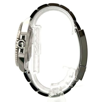 Seitenansicht eines Rolex Submariner Date Ref. 116610LN Edelstahlarmbands mit schwarzer Keramik Einlage und Sicherheitsfaltschließe