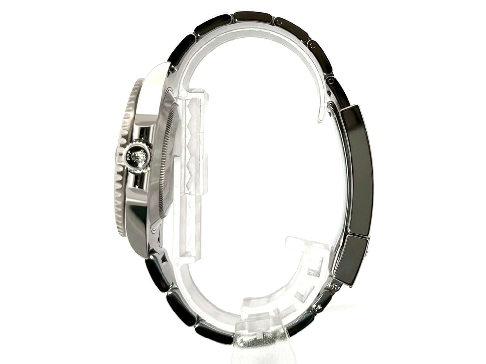 Seitenansicht eines Rolex Submariner Date Ref. 116610LN Edelstahlarmbands mit schwarzer Keramik Einlage und Sicherheitsfaltschließe