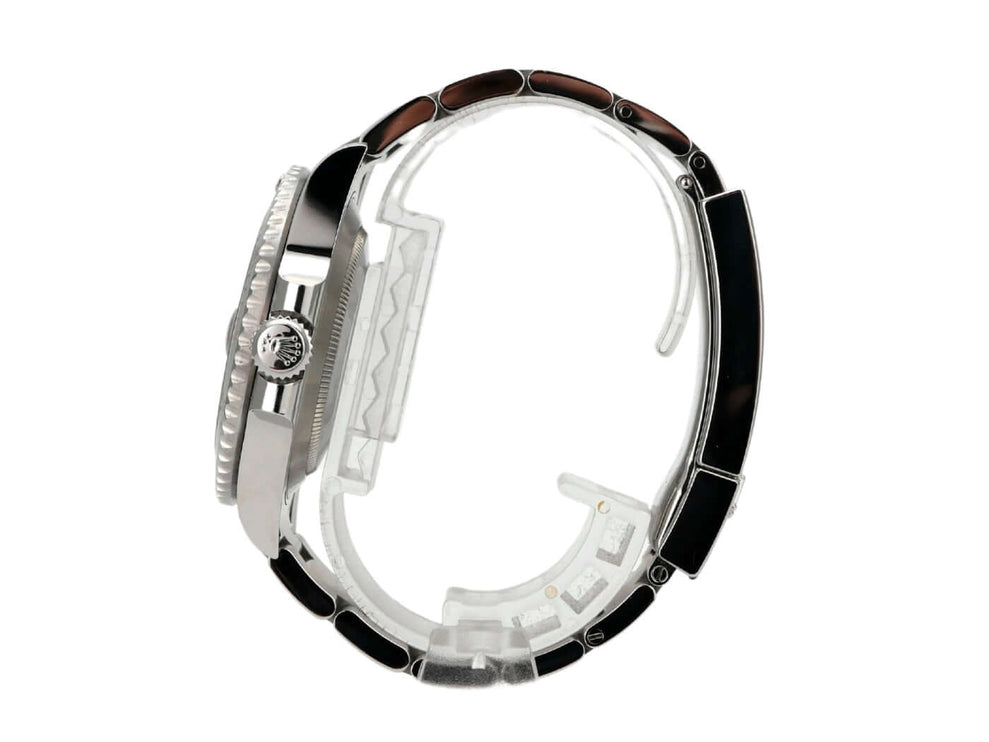 Seitenansicht einer Rolex Submariner Date 116610LN mit Edelstahl- und Keramikelementen am Armband.