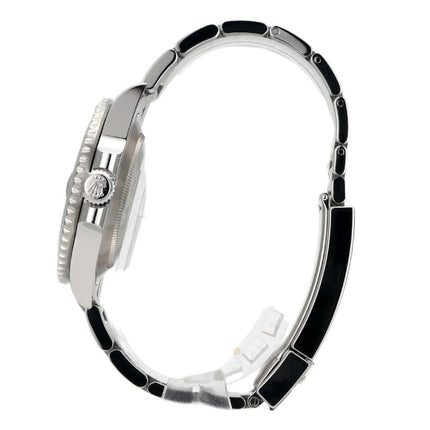 Seitenansicht der Rolex Submariner Date 116610LN Edelstahl mit schwarzem Keramikeinsatz und Oyster-Armband.