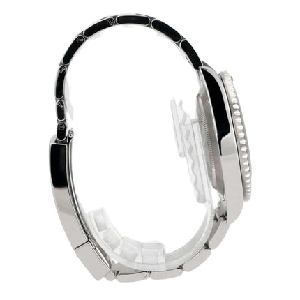 Seitenansicht der Rolex Submariner Date 116610LN mit Edelstahlarmband und drehbarer Lünette