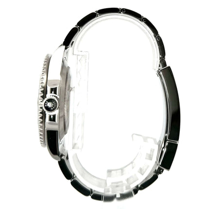 Seitenansicht der Rolex Submariner Date LV Ref. 116610LV, Edelstahlgehäuse und Armband mit grüner Keramik-Lünette, 2010 Modell.