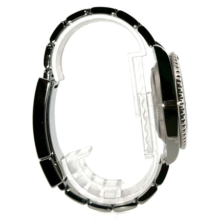 Seitenansicht der Rolex Submariner Date LV 116610LV, Edelstahlgehäuse, poliert und satiniert, grünes Zifferblatt, Oysterband.