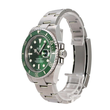 Rolex Submariner Date 116610LV mit grünem Zifferblatt und Edelstahlarmband seitliche Ansicht.