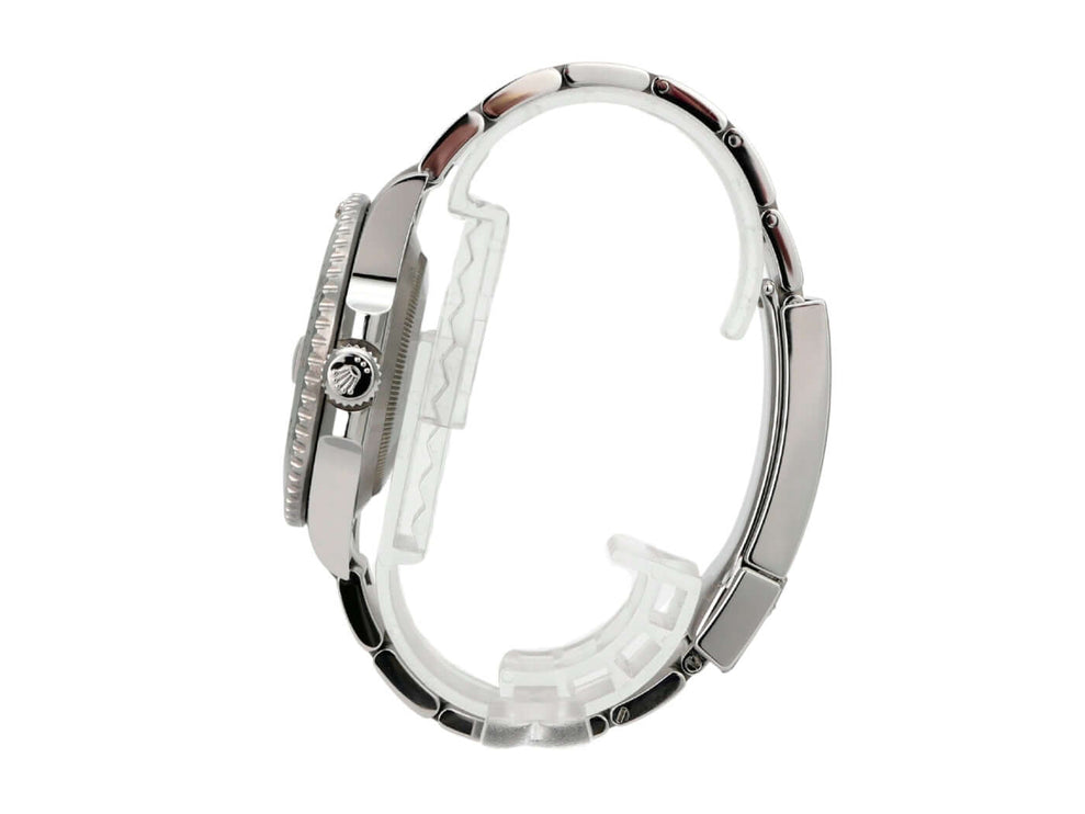 Seitenansicht der Rolex Submariner Date 116610LV mit Edelstahl-Gehäuse und Oyster-Armband.