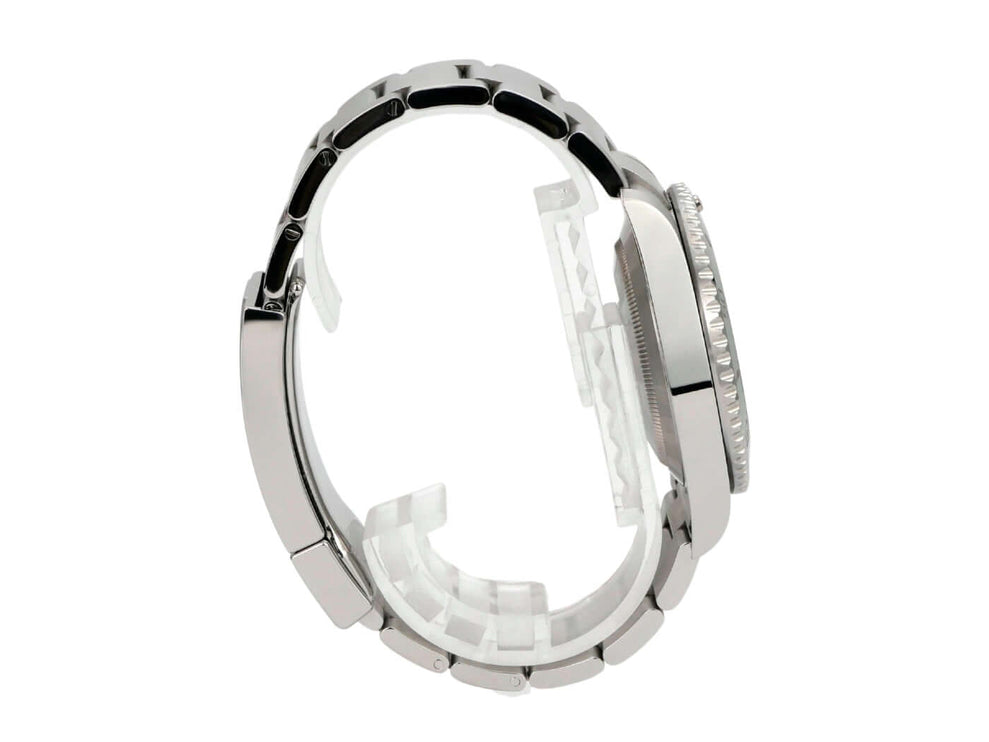 Seitenansicht der Rolex Submariner Date 116610LV mit Edelstahl-Uhrengehäuse und Oyster-Band.