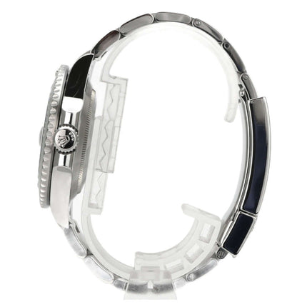 Detailansicht der Rolex Submariner Date 116610LV mit Edelstahlgehäuse und Oyster-Armband.