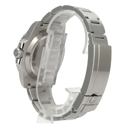Seitenansicht der Rolex Submariner Date 116610LV mit Oyster-Edelstahlband und poliertem Gehäuse