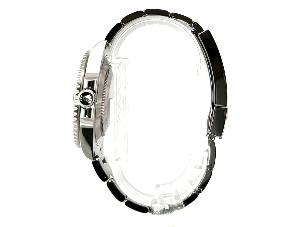 Seitenansicht der Rolex Submariner Date LV Ref. 116610LV mit Edelstahlgehäuse und Oyster-Armband