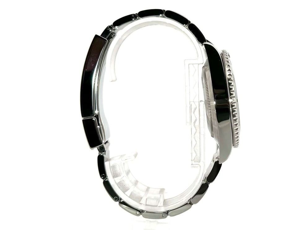 Rolex Submariner Date LV 116610LV Seitenansicht mit poliertem und satiniertem Edelstahlgehäuse, Rolex Uhrarmband und grüner Keramik Lünette