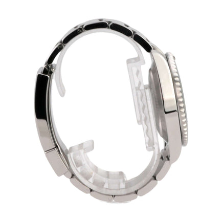 Seitenansicht der Rolex Submariner Date 116610LV mit Edelstahlgehäuse und schwarzer Keramiklünette.