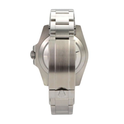 Rückansicht der Rolex Submariner Date 116610LV mit glänzendem und satiniertem Edelstahlband.