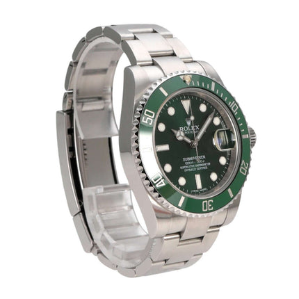 Rolex Submariner Date 116610LV mit grünem Zifferblatt und Edelstahlarmband seitlich angezeigt.