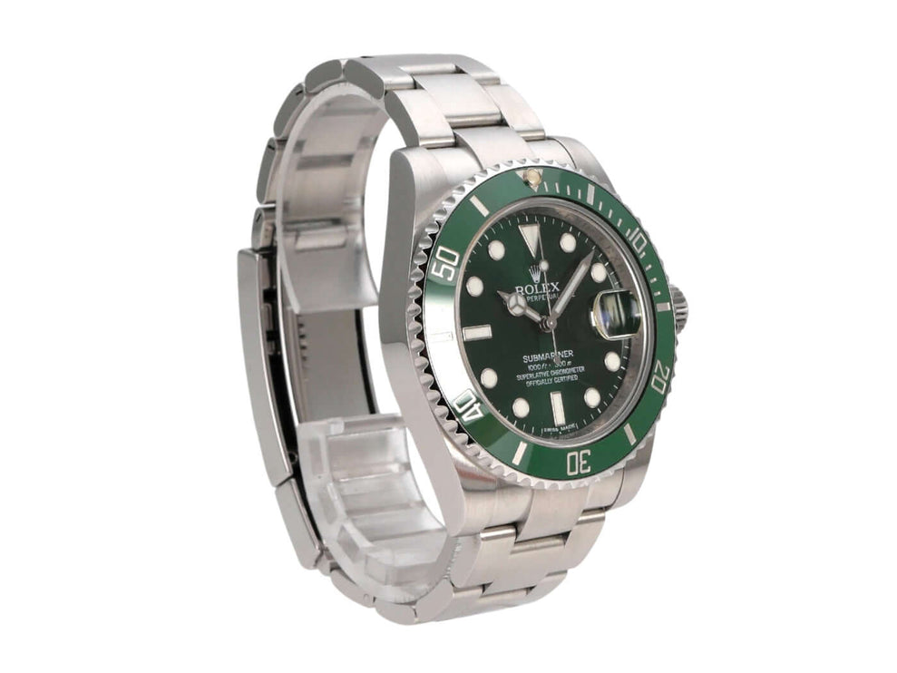 Rolex Submariner Date 116610LV mit grünem Zifferblatt und Edelstahlarmband seitlich angezeigt.