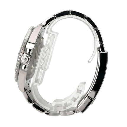 Seitenansicht der Rolex Submariner Date 116610LV mit Edelstahlband und schwarzem Keramikeinsatz.