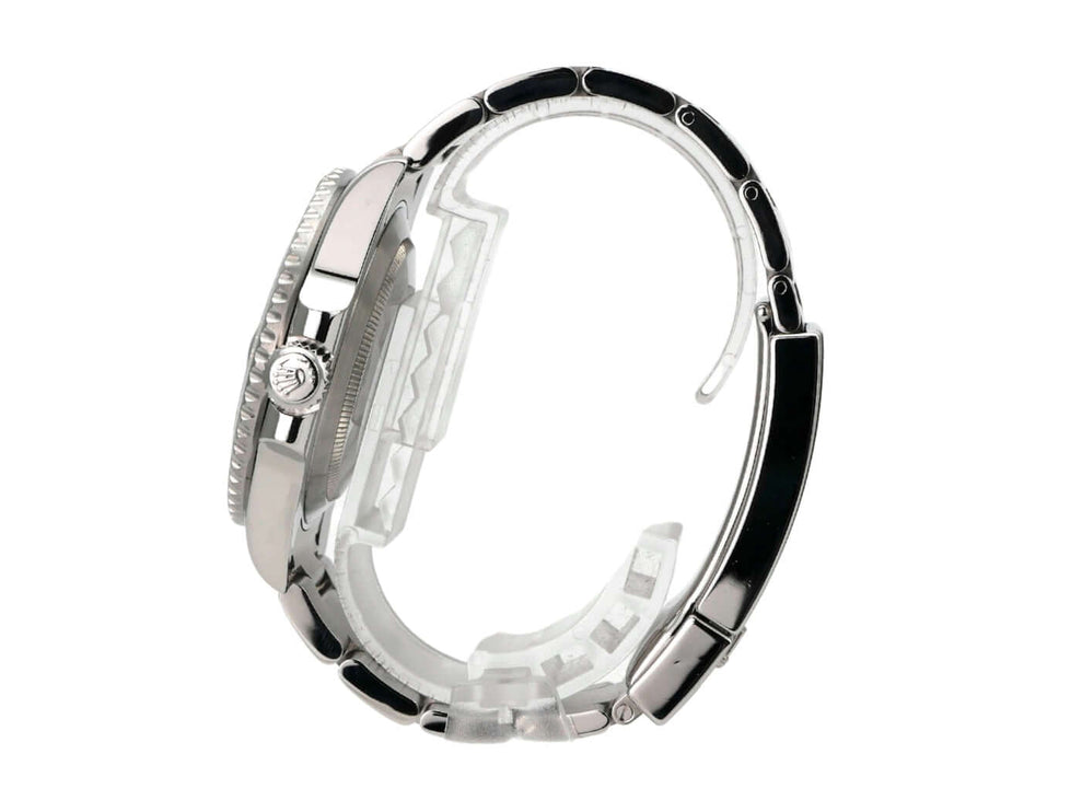 Seitenansicht der Rolex Submariner Date 116610LV mit Edelstahlband und schwarzem Keramikeinsatz.