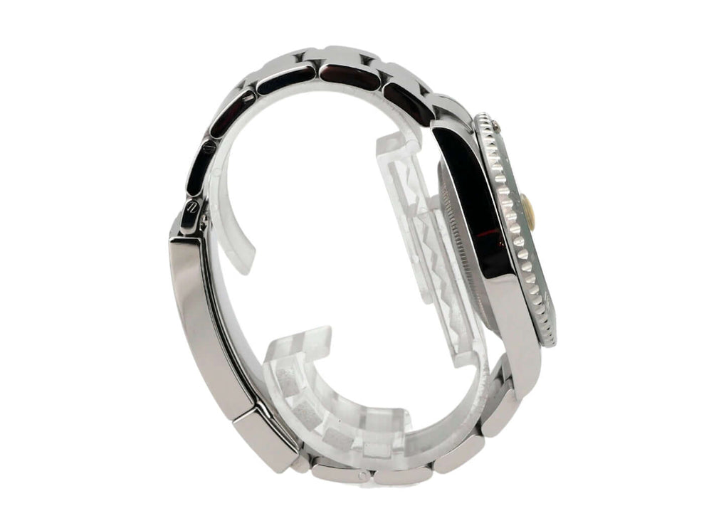 Detailansicht der Rolex Submariner Date 116610LV mit poliertem Edelstahlarmband und Oyster-Gehäuse.