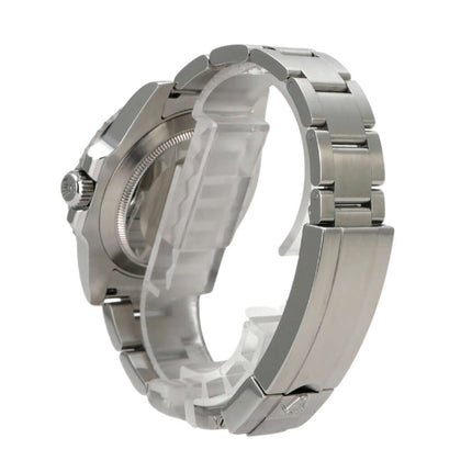 Rolex Submariner Date 116610LV - detail view of the polished and satinized stainless steel case and bracelet.