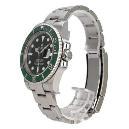 Rolex Submariner Date 116610LV mit grünem Zifferblatt und Edelstahlarmband, seitliche Ansicht.