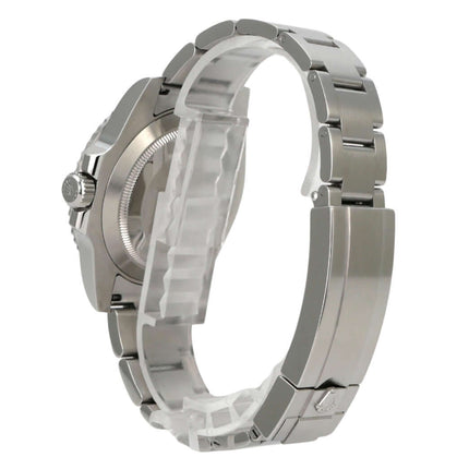 Rolex Submariner Date 116610LV: Seitenansicht des Armbands aus Edelstahl mit polierter und satiniertem Finish.