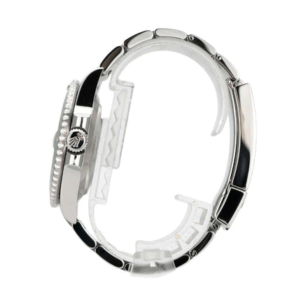 Seitenansicht der Rolex Submariner Date 116610LV mit Edelstahlband und drehbarer Lünette.