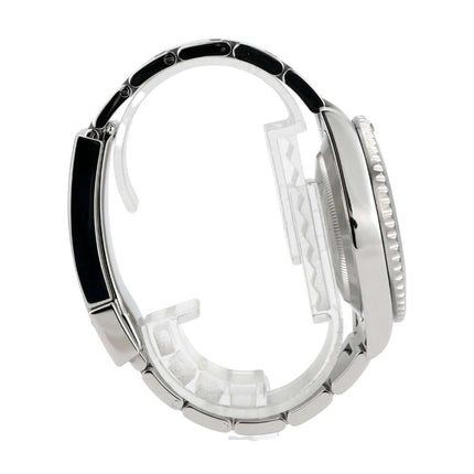 Seitenansicht der Rolex Submariner Date 116610LV mit Edelstahl- und Keramikelementen.