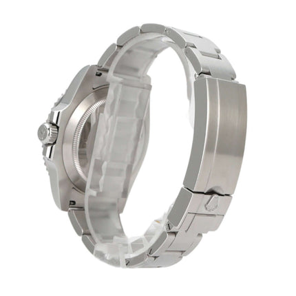 Seitenansicht der Rolex Submariner Date 116610LV mit poliertem Edelstahlarmband und Sicherheitsfaltschließe.