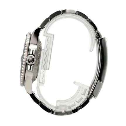 Seitenansicht der Rolex Submariner Date 116610LV mit Edelstahl-Gehäuse und Oyster-Armband.
