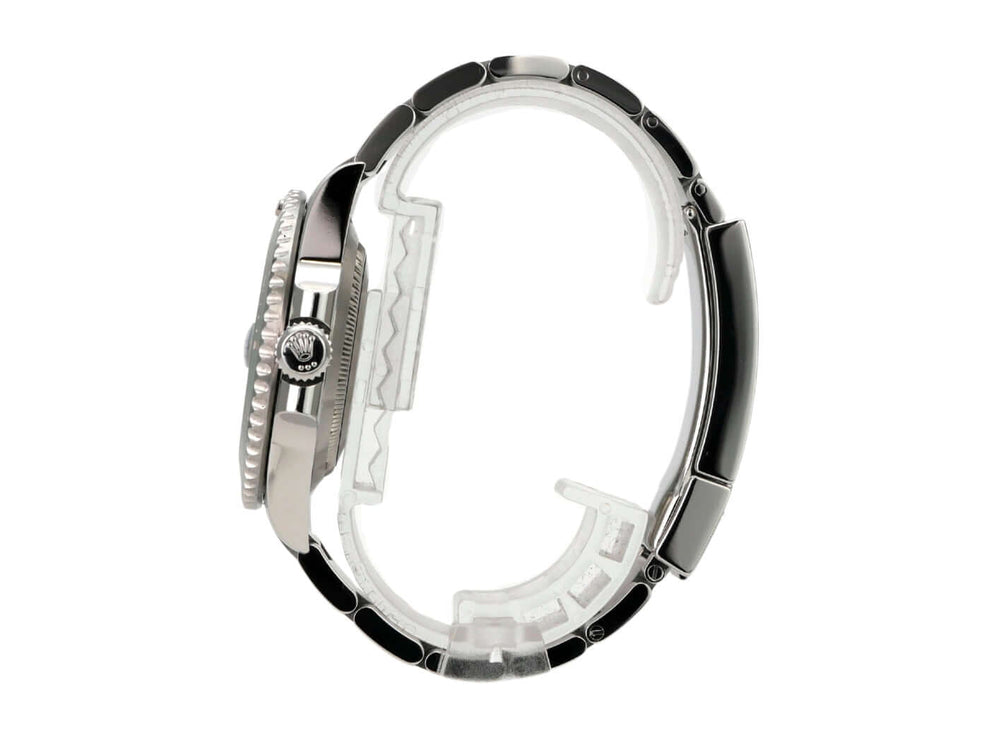 Seitenansicht der Rolex Submariner Date 116610LV mit Edelstahl-Gehäuse und Oyster-Armband.