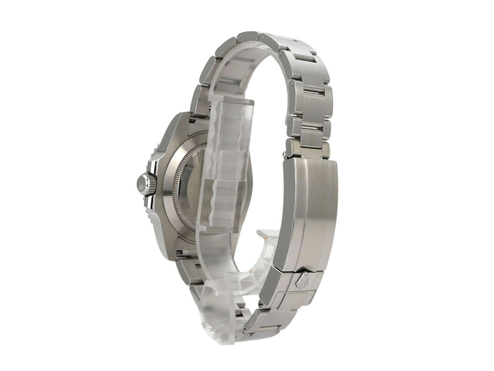 Seitenansicht der Rolex Submariner Date 116610LV mit Edelstahlarmband und drehbarer grüner Lünette.
